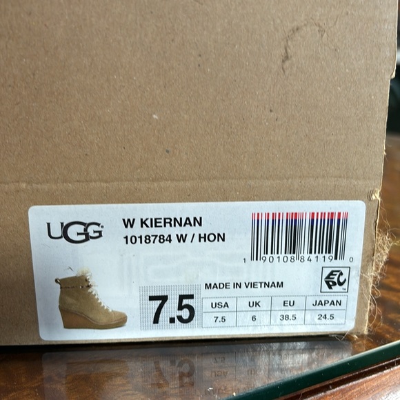 Never worn  New Ugg Kiernan  Honey Suede boots. - Picture 6 of 6